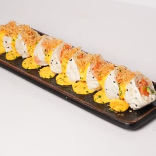 Salmón Truffle Huancaína Roll